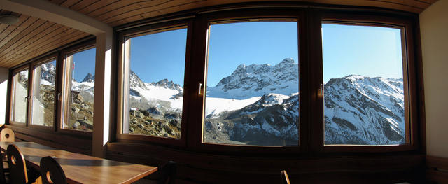 Breitbildfoto vom Aufenthaltsraum der Chamanna digl Kesch aus gesehen, Richtung Piz Kesch