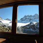 Breitbildfoto vom Aufenthaltsraum der Chamanna digl Kesch aus gesehen, Richtung Piz Kesch