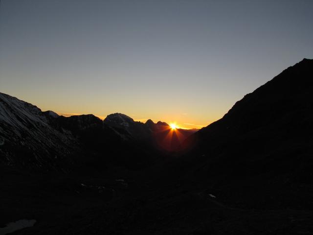 die Sonne geht hinter dem Piz Ela und Tinzenhorn unter