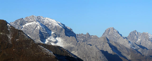 Breitbildfoto Piz Ela, Tinzenhorn und Piz Mitgel