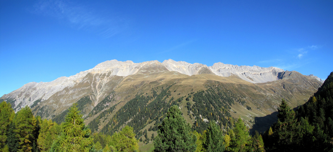 schönes Breitbildfoto Val da Ravais-ch, Piz Prosonch, Piz Valmela mit Ducan Kette