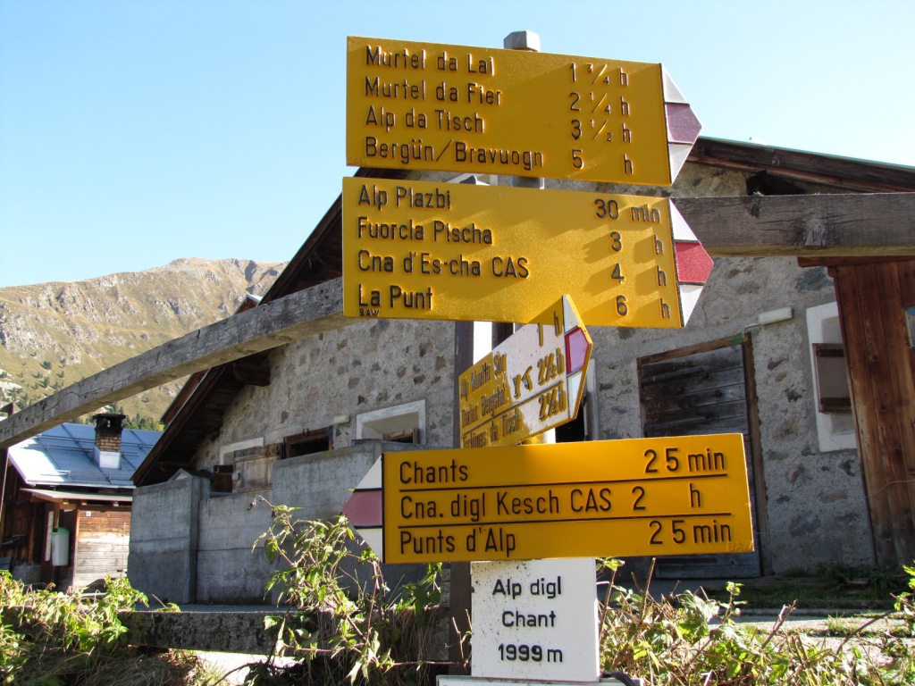 Wegweiser auf Alp digl Chants 1999 m.ü.M. unser nächstes Ziel die Fuorcla Pischa