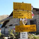 Wegweiser auf Alp digl Chants 1999 m.ü.M. unser nächstes Ziel die Fuorcla Pischa