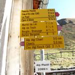 Wegweiser bei den Alphütten auf Alp Plazbi 2069 m.ü.M.