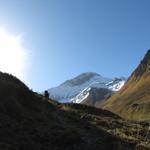 zuhinterst im Val Plazbi, führt der bis hier einfache Wanderweg, nun steil aufwärts
