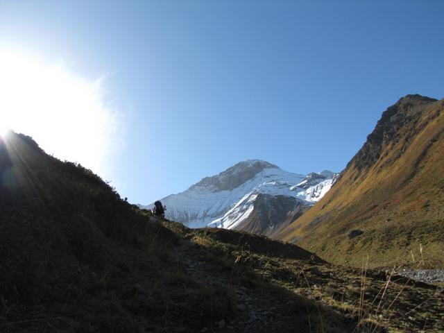 zuhinterst im Val Plazbi, führt der bis hier einfache Wanderweg, nun steil aufwärts
