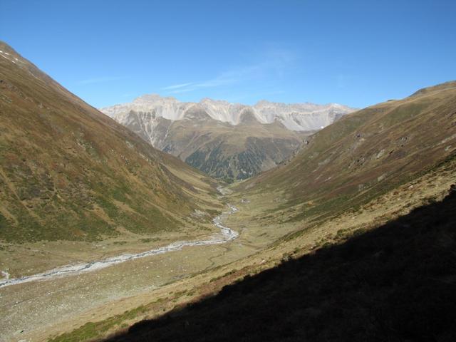 Blick runter in das Val Plazbi