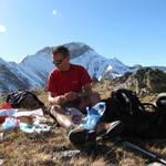Mäusi hat ein schönes Plätzchen gefunden. Franco bereitet das Mittagessen vor