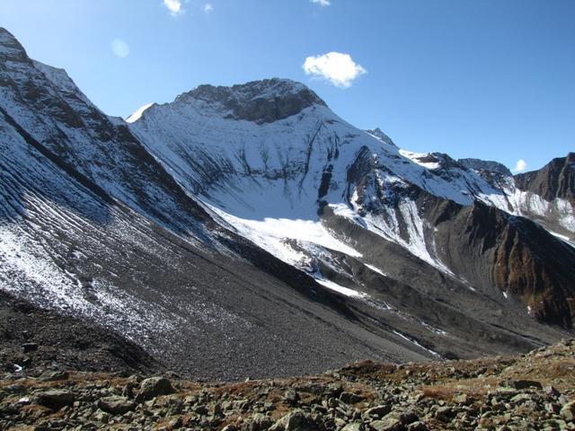 Blick zurück zur mächtigen Nordwand des Piz Üertsch