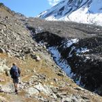 von hier aus wird es zum Teil weglos, da der Bergpfad nun über Geröll und Schutt verläuft