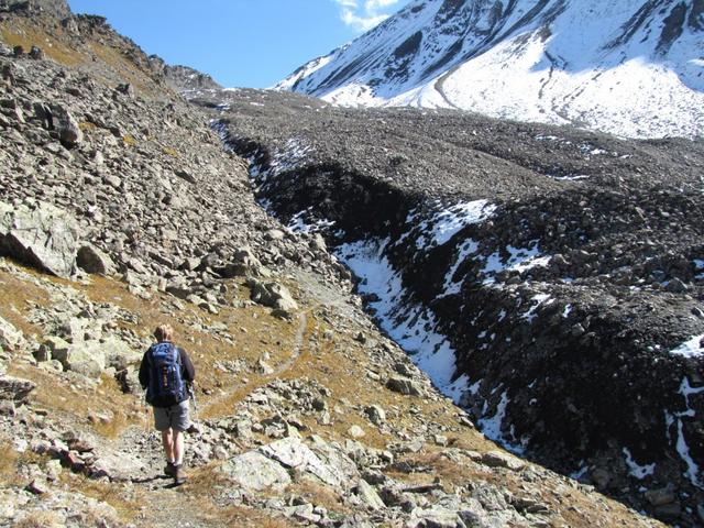 von hier aus wird es zum Teil weglos, da der Bergpfad nun über Geröll und Schutt verläuft