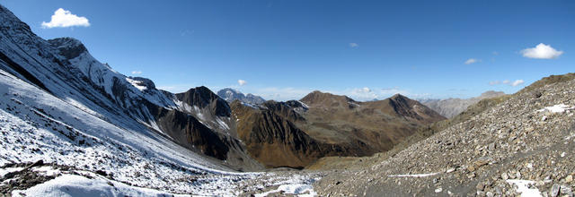 Breitbildfoto kurz vor der Fuorcla Pischa mit Blick Richtung Val Plazbi