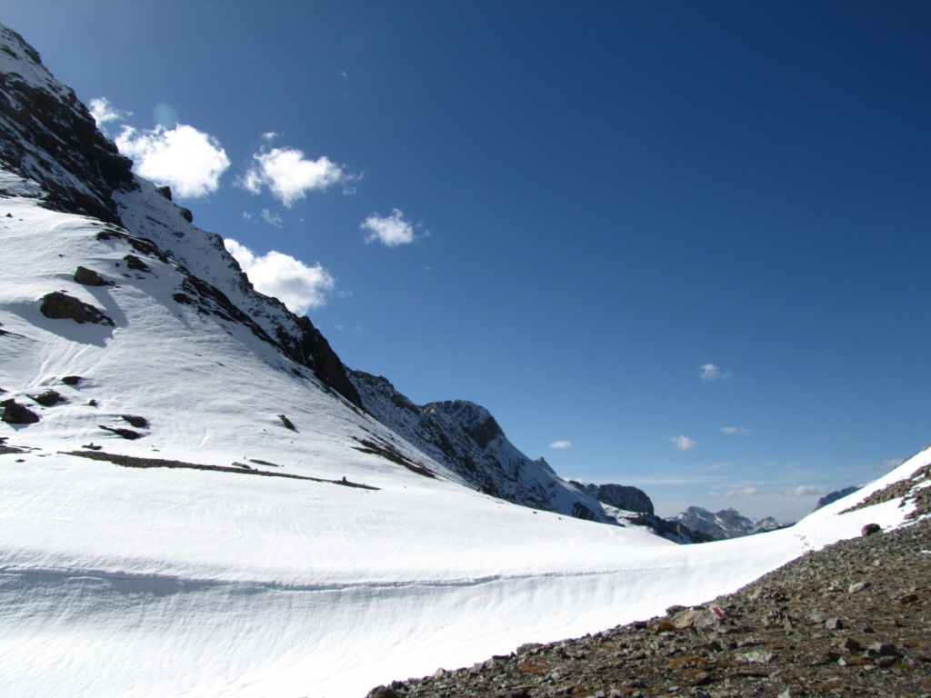 Blick zurück zur Fuorcla Pischa mit seiner Schneewächte