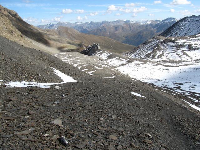 der einfache Wanderweg bei Pischa führt uns abwärts