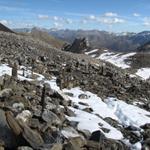 über Schotter führt der Bergpfad abwärts. Während dem Wandern geniesst man eine herrliche Aussicht