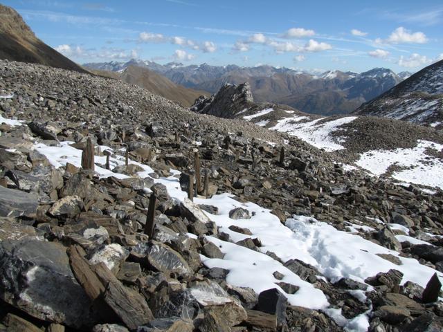 über Schotter führt der Bergpfad abwärts. Während dem Wandern geniesst man eine herrliche Aussicht