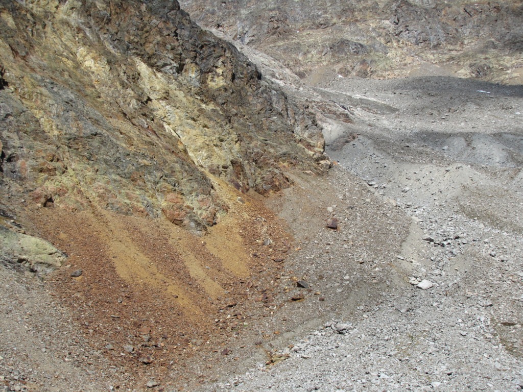 am Fusse des Piz Pischa. Interessant die verschieden farbigen Gesteine