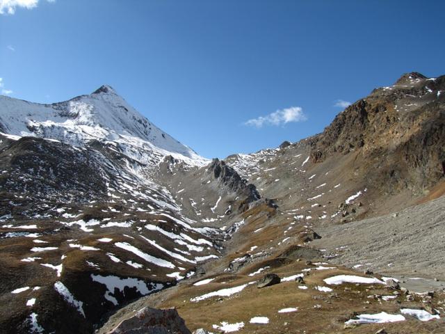 Blick zurück zum Pyramidenfömiger Piz Blaisun und Fuorcla Pischa