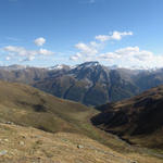 schönes Breitbildfoto mit Blick ins Val Müra und Val d'Es-cha