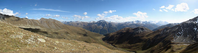 schönes Breitbildfoto mit Blick ins Val Müra und Val d'Es-cha