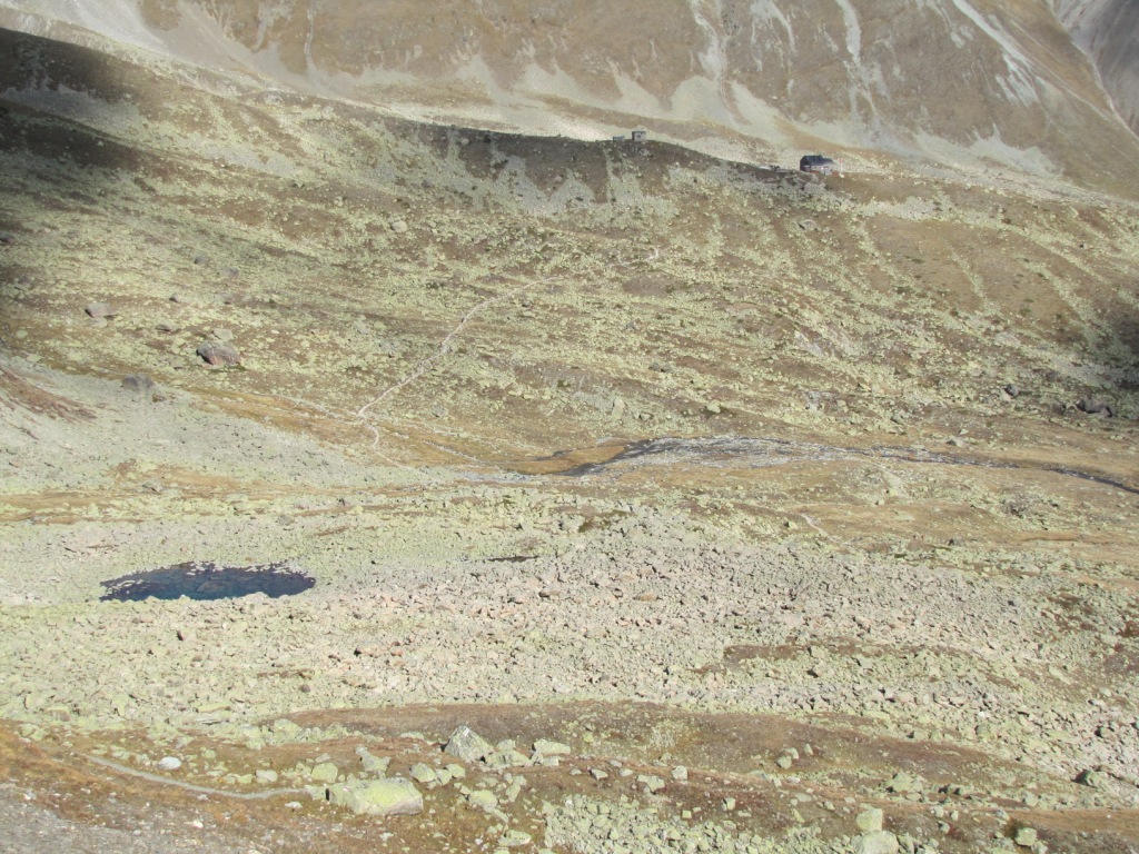 Blick zur Chamanna d'Es-cha das auf einem Moränenwall gebaut wurde. Oberhalb der Hütte die spartanische Dépendance
