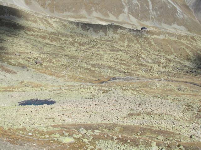 Blick zur Chamanna d'Es-cha das auf einem Moränenwall gebaut wurde. Oberhalb der Hütte die spartanische Dépendance