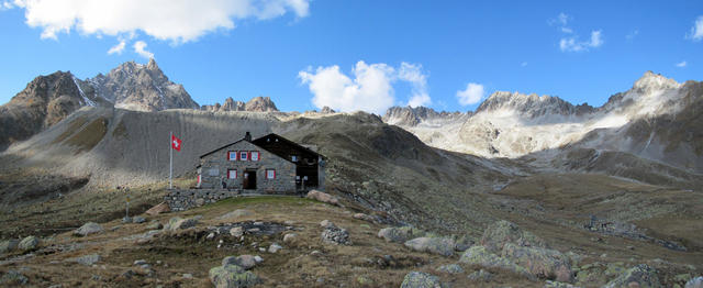 schönes Breitbildfoto bei der Chamanna d'Es-cha mit Blick zum Piz Kesch