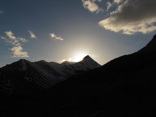 die Sonne geht hinter dem Piz Blaisun unter