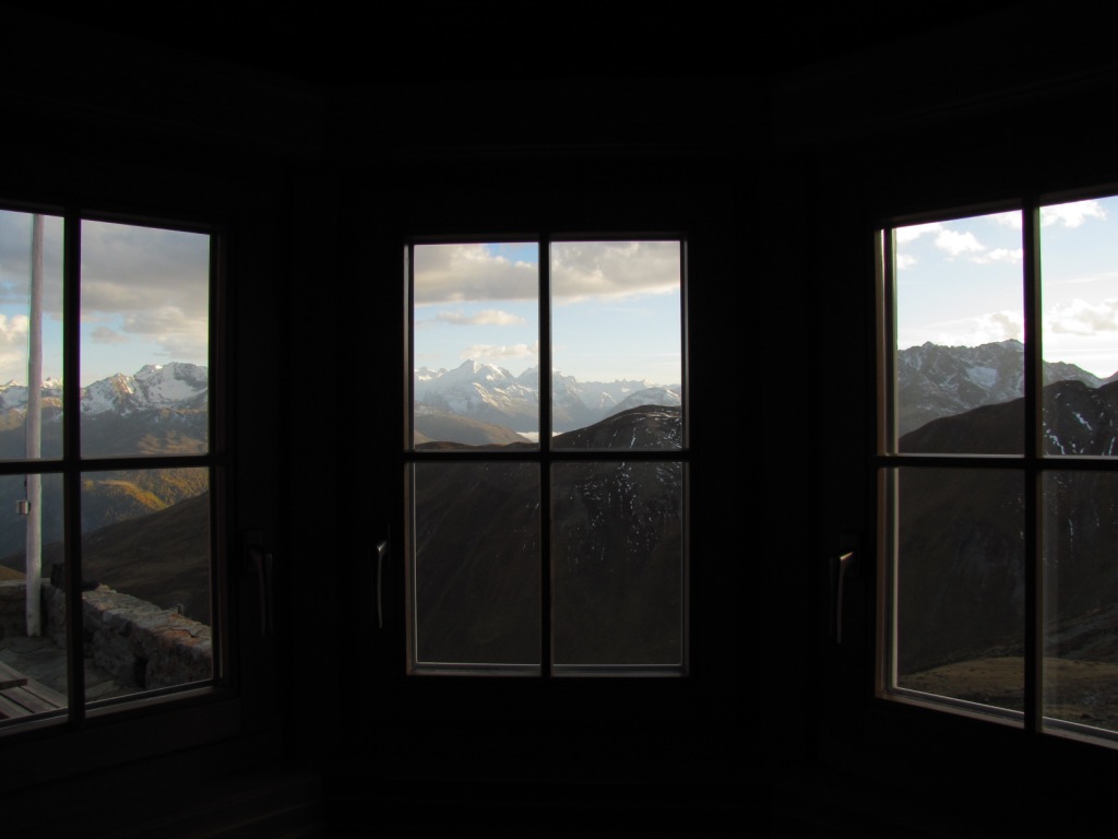 Blick vom Erker hinaus zur Berninagruppe
