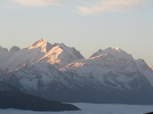 Piz Bernina mit Biancograt liegt schon an der Sonne