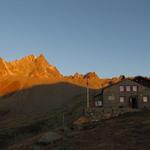 der Piz Kesch färbt sich glühend rot, während dem wir die Hütte verlassen