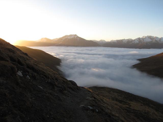 Von der Chamanna d'Es-cha führt uns der Wanderweg runter durch den Nebel nach Madulain