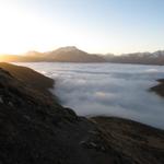 Von der Chamanna d'Es-cha führt uns der Wanderweg runter durch den Nebel nach Madulain