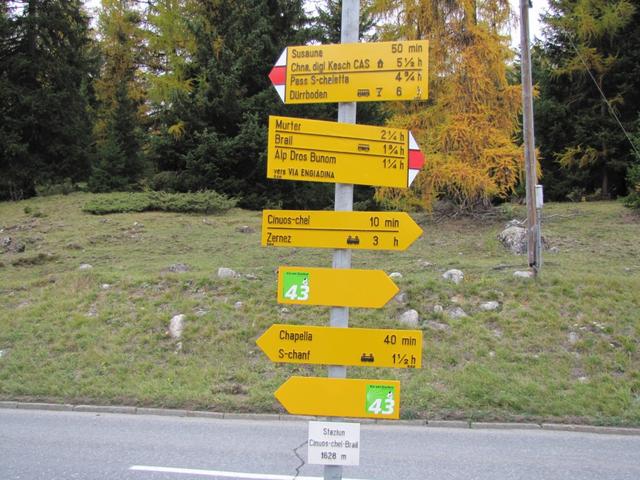 Wegweiser beim Bahnhof von Cinuos-chel-Brail 1628 m.ü.M.