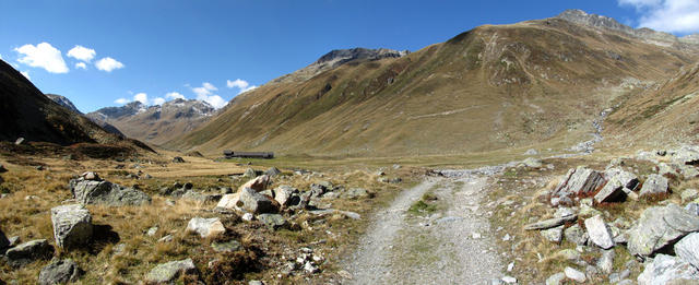 Breitbildfoto auf Alp Funtauna bei Punkt 2150 m.ü.M.