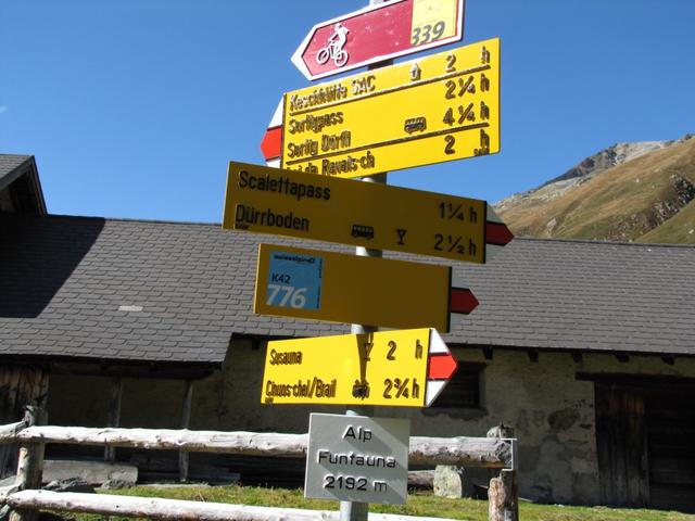 Wegweiser bei der Alphütte auf der Alp Funtauna