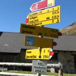 Wegweiser bei der Alphütte auf der Alp Funtauna