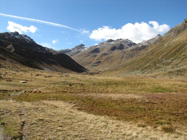 wir haben die Alphütte verlassen und wandern nun auf der Alp Funtauna Richtung Chamanna digl Kesch