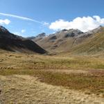 wir haben die Alphütte verlassen und wandern nun auf der Alp Funtauna Richtung Chamanna digl Kesch