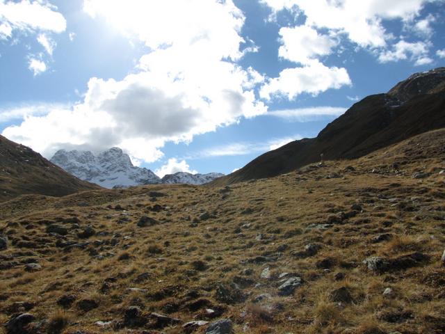 bei Punkt 2397 m.ü.M. biegen wir in das Val dal Tschüvel (Teufelstal) ein