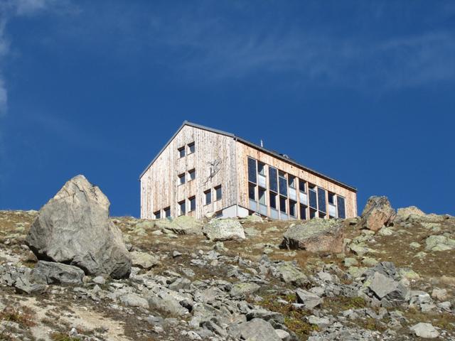 die Hütte liegt auf 2630 m.ü.M. auf der Fuorcla da Funtauna. Rucksäcke abgelegt und gleich ging es weiter