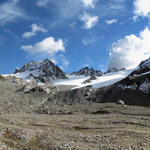 Breitbildfoto mit Blick auf den Gletschervorfeld bei der Kesch Hütte