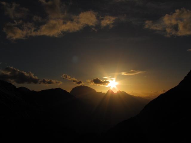 Sonnenuntergang von der Kesch Hütte aus gesehen, Richtung Piz Ela