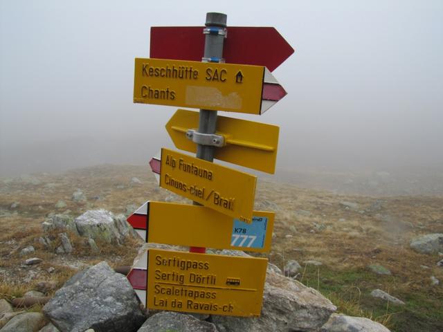 Wegweiser bei Punkt 2397 m.ü.M. Es geht Richtung Sertigpass