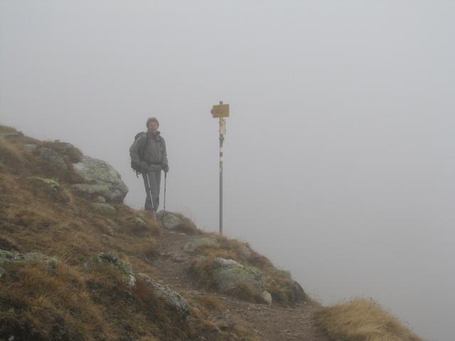 Mäusi beim Wegweiser bei Punkt 2458 m.ü.M. Es geht hinein ins Val Sartiv