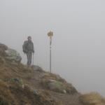 Mäusi beim Wegweiser bei Punkt 2458 m.ü.M. Es geht hinein ins Val Sartiv