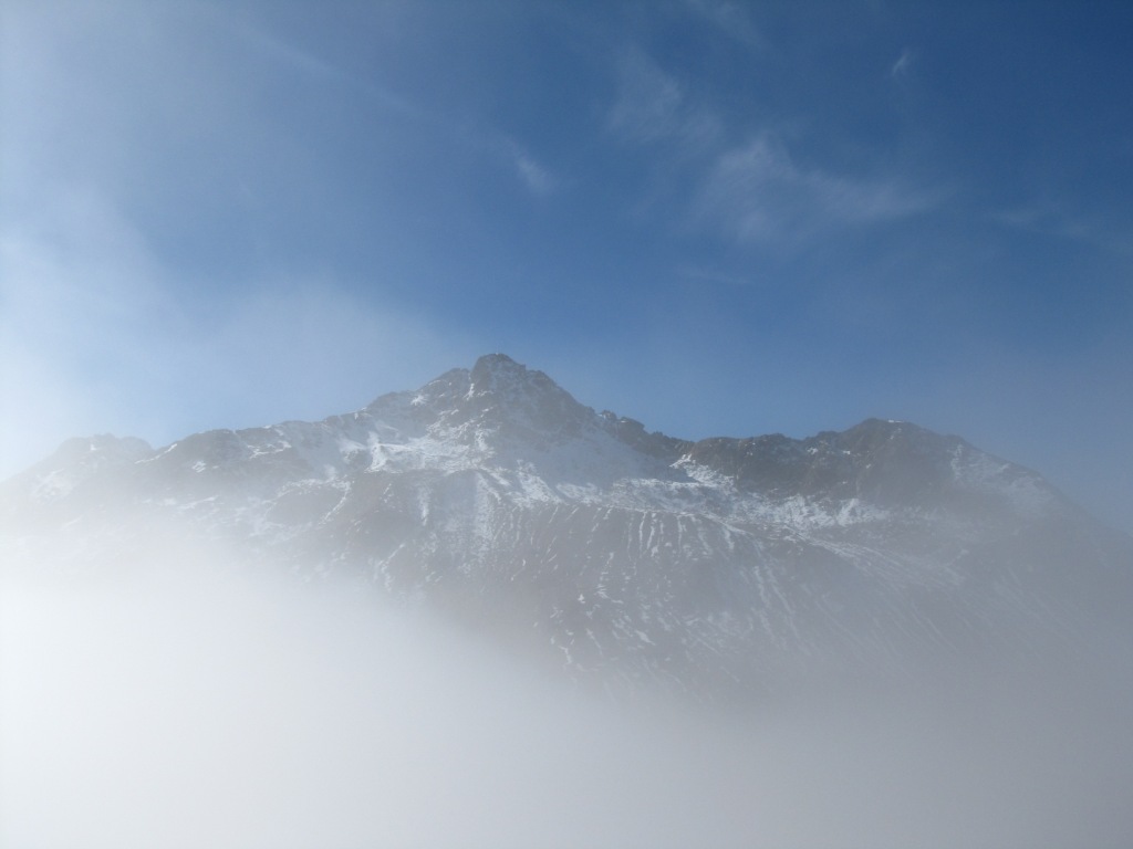 der Piz Murtelet taucht aus dem Nebel hervor