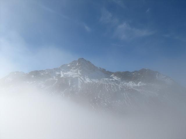 der Piz Murtelet taucht aus dem Nebel hervor