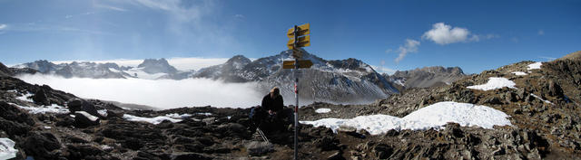 Breitbildfoto vom Sertigpass aus gesehen, Richtung Piz Kesch. Stahlblau der Himmel. Unter uns ein Nebelmeer