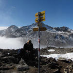 Breitbildfoto vom Sertigpass aus gesehen, Richtung Piz Kesch. Stahlblau der Himmel. Unter uns ein Nebelmeer